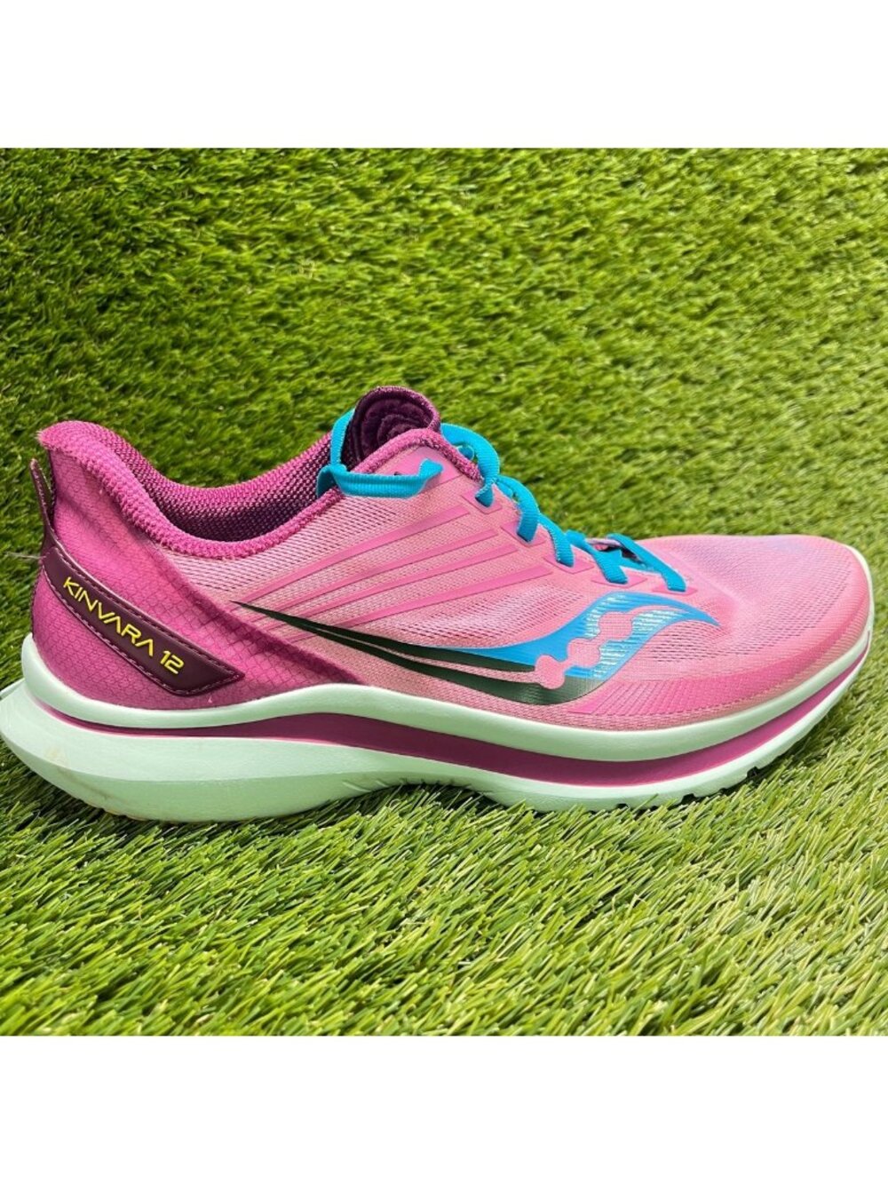 Saucony Kinvara 12 Womens Size 10.5 Pink Blue Athletic Running Shoes Sneakers